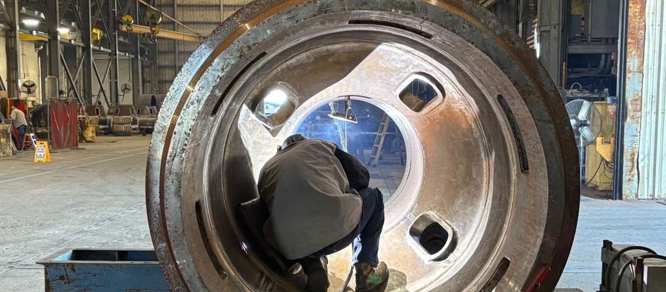 Trabalho em componente metálico industrial